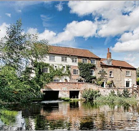 Sculthorpe Mill Hotel Фейкънам Екстериор снимка