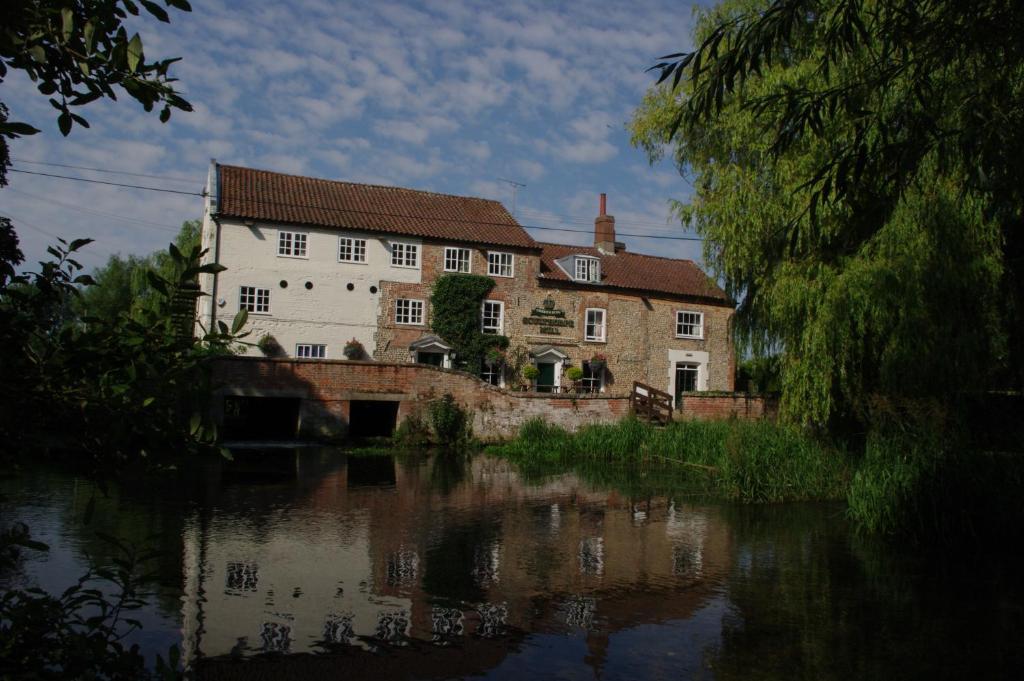 Sculthorpe Mill Hotel Фейкънам Екстериор снимка