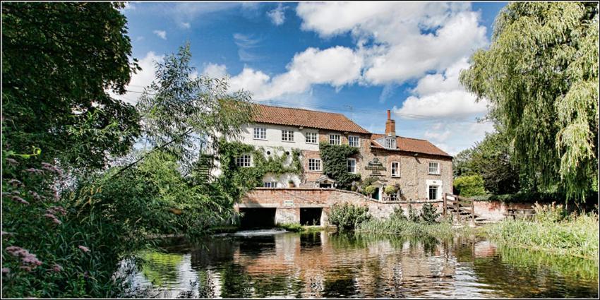 Sculthorpe Mill Hotel Фейкънам Екстериор снимка