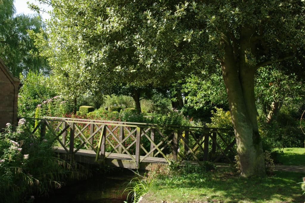 Sculthorpe Mill Hotel Фейкънам Екстериор снимка